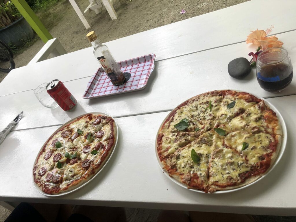 Pizza am Hafen von Moorea