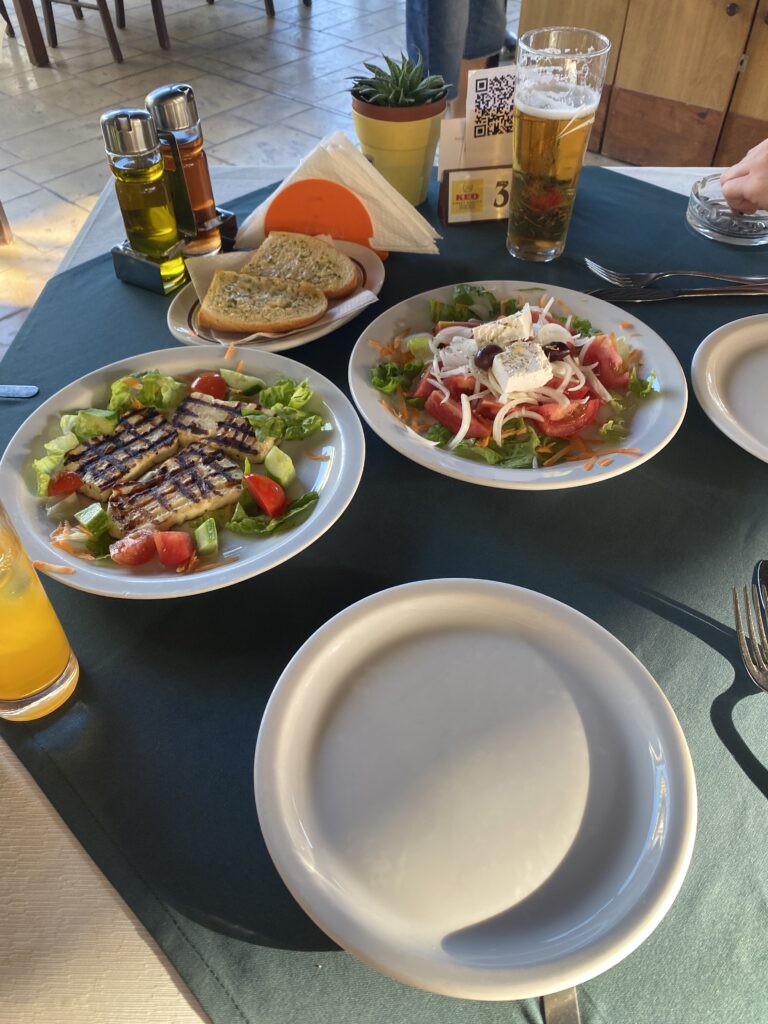 Essen in einer Taverne auf Zypern