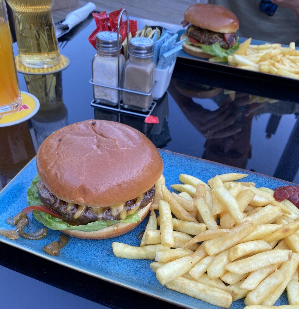 Taverne auf Zypern, Burger essen